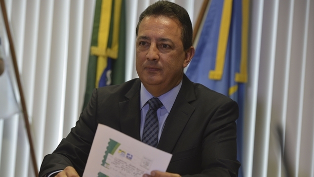 O presidente do Trribunal de Contas, Renato Rainha, lê a  carta que recebeu com ameaça de morte  | Foto: Valter Campanato/ Agência Brasil