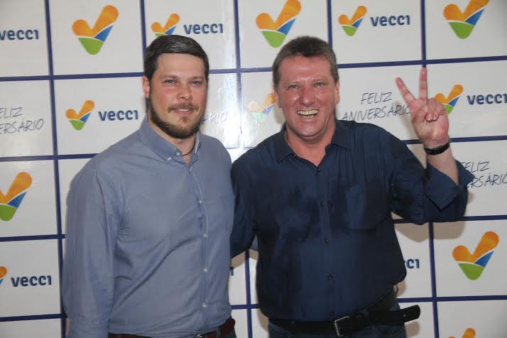 Vecci e Rafael Louza 1f072b7b-4faa-49d0-87b3-48a03fea5175