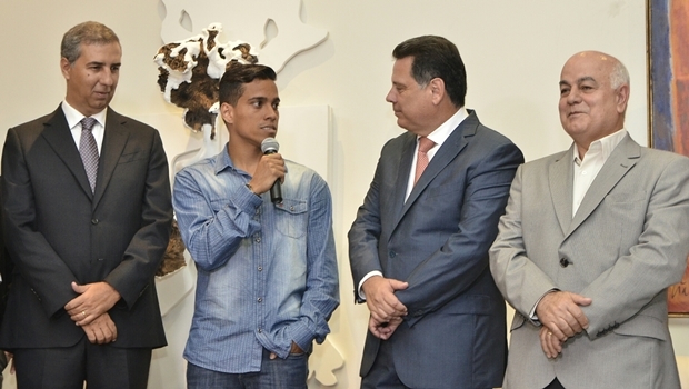 Vencedor do prêmio Puskas de melhor gol de 2015 não para de receber homenagens desde sua volta a Goiânia | Foto: Rodrigo Cabral