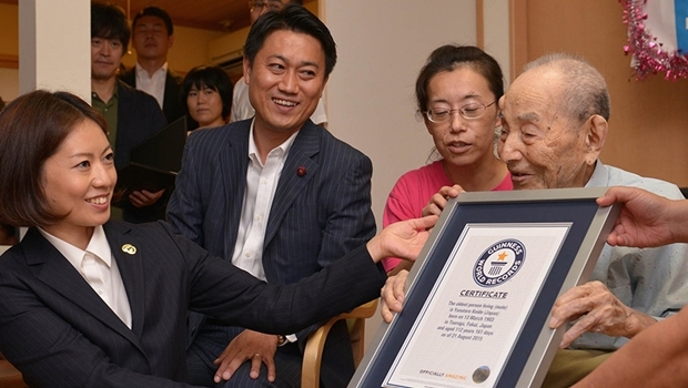 Yasutaro Koide recebe certificado de Homem Mais Velho do Mundo | Foto: reprodução / Guinness Book 