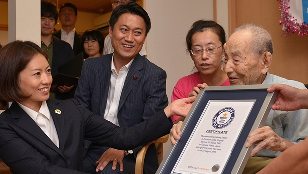 Yasutaro Koide recebe certificado de Homem Mais Velho do Mundo | Foto: reprodução / Guinness Book 