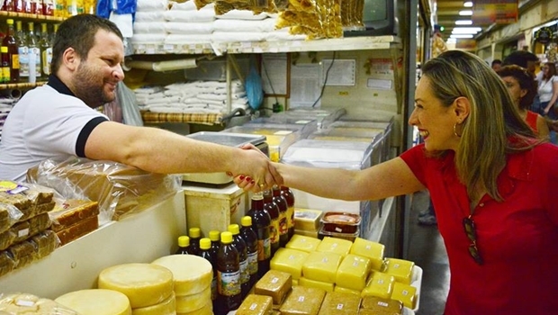 Deputada Adriana Accorsi em visita ao Mercado Central de Goiânia | Foto: reprodução / Facebook 