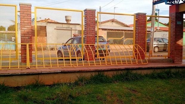 Porta do C.E. Ismael Silva de Jesus| Foto: reprodução/ Facebook Secundaristas em luta
