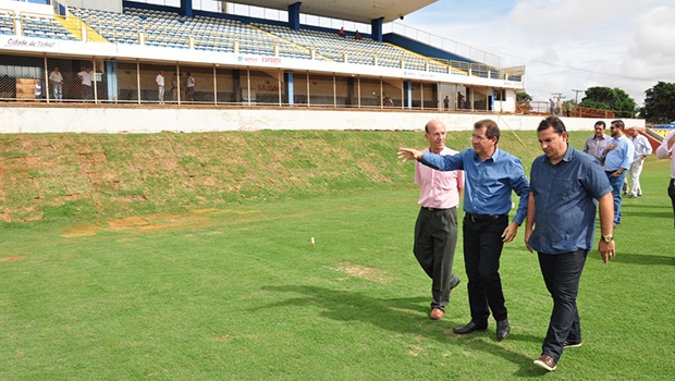 Prefeito João Gomes inspeciona novo gramado do Jonas Duarte