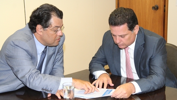 Ministro de Minas e Energia, Eduardo Braga e governador Marconi Perillo durante reunião em Brasília