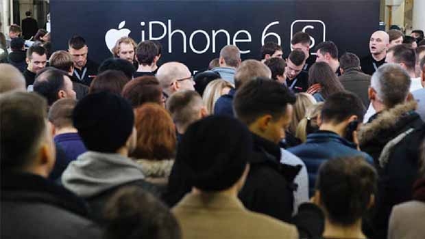 Consumidores fazem fila à espera de abertura de loja da Apple para comprar o último modelo de iPhone