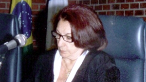 Na 1ª denúncia que eu ofereci em Palmas, A juíza era a Dra. Dalva Delfino. tivemos de fazer a audiência na praça da igreja, que tinha uma sepultura, uma palhoça que vendia pratos de arroz com chambaril e um pé de pequi”