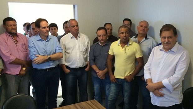 Prefeito Juraci Martins (dir.) discursa durante reunião com o deputado estadual Lissauer Vieira (de azul)