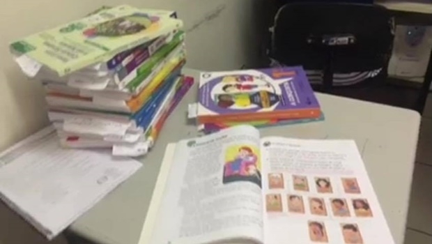 Livros didáticos considerados em desacordo com o plano municipal de educação / Foto: reprodução/ Facebook