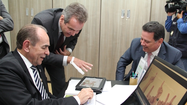 Secretário estadual de saúde, Leonardo Vilela, e o governo Marconi Perillo apresentam ao ministro da Saúde, Marcelo Castro, o que está sendo feito em Goiás para o combate ao Aedes | Foto: Divulgação /Humberto Silva