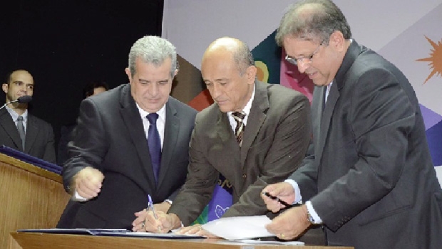 Marcelo Miranda empossa Lyvio Luciano, que vai comandar a pasta responsável pela articulação política do governo | Foto: Divulgação