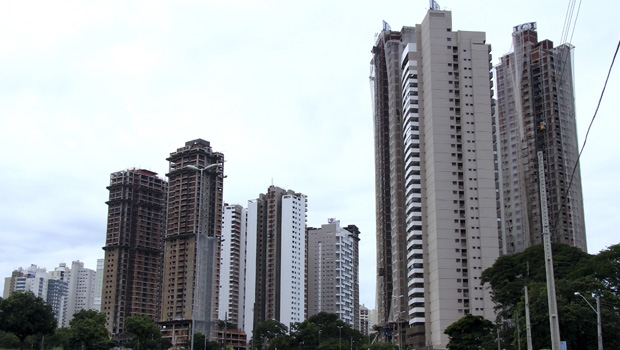 Na foto, o alto adensamento feito no Jardim Goiás, em Goiânia. Há o temor de que o crescimento exacerbado do mercado imobiliário no Brasil leve a uma bolha semelhante à estadunidense de 2008. Nem todos concordam