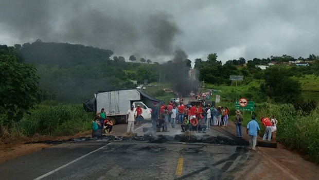 Movimento Sem Terra bloqueia rodovias em Goiás em protesto contra privatização da Celg | Foto: Reprodução / PRF