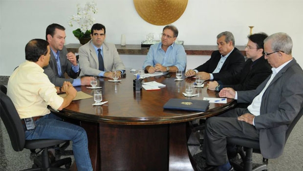 Governador Marcelo Miranda (centro), secretários e representantes de empresas: benefício aos usuários do transporte