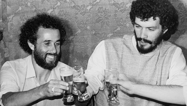 Com o ex-jogador Afonsinho e a inseparável cerveja que o mataria