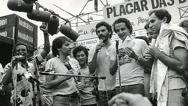 Ao lado de personalidades do futebol e da televisão, Sócrates discursa pelas Diretas Já: de apolítico a superengajado