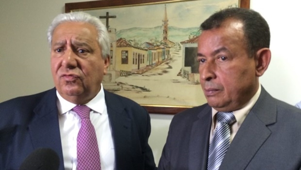 Secretário da Secima, Vilmar Rocha e prefeito de Niquelândia (PSD) após reunião no Palácio das Esmeraldas | Foto: Larissa Quixabeira / Jornal Opção