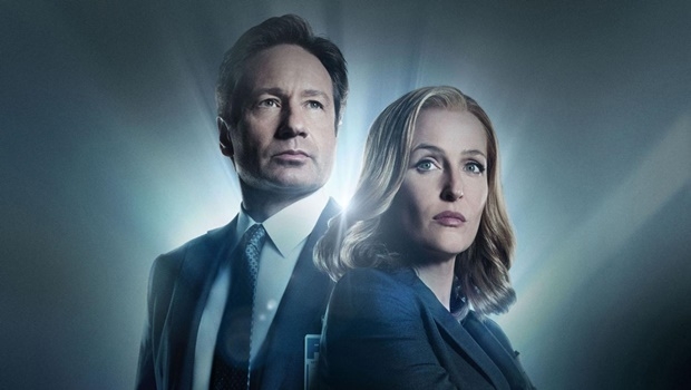 David Duchovny e Gillian Anderson voltam como os agentes do FBI Fox Mulder e Dana Scully para uma nova temporada de seis episódios| Foto: Reprodução