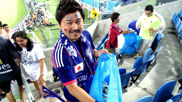Japoneses após jogo da Copa do Mundo de 2014: lixo recolhido e arquibancadas tão limpas quanto antes