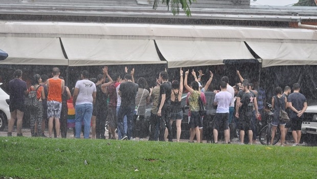 Para organizadores, chuva não atrapalhou. Pelo contrário, deixou o protesto mais "charmoso" | Foto: Polli di Castro
