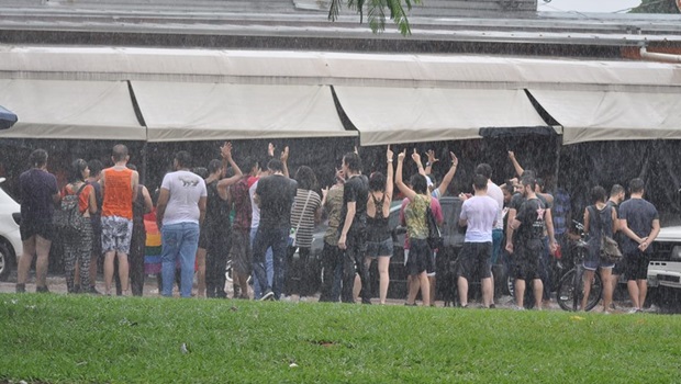 Para organizadores, chuva não atrapalhou. Pelo contrário, deixou o protesto mais "charmoso" | Foto: Polli di Castro