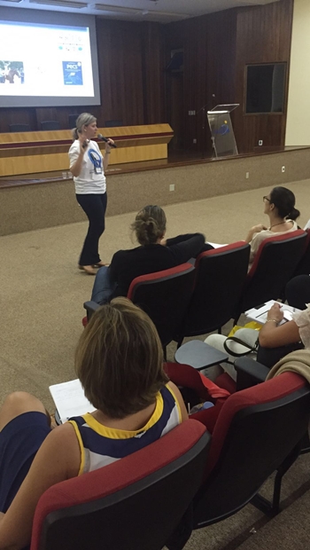 Fonoaudióloga Elisabete Giusti fala a participantes de curso em Goiânia sobre a doença | Foto: Fabiana Collavini