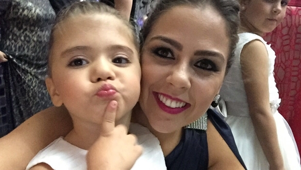 Na foto, Ana Beatriz, de 3 anos, e a mãe Fabiana | Foto: Arquivo pessoal/Fabiana Collavini