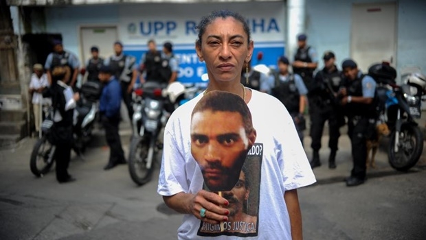 O pedreiro desapareceu em julho de 2013, após ser levado por PMs para a base da UPP da Rocinha. Na foto, a esposa de Amarildo pede justiça | Foto: Agência Brasil