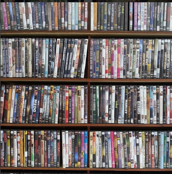 Com acervo com aproximadamente 26 mil filmes, material será colocado a venda a partir de quarta-feira (10/2) | Foto: Reprodução/Instagram