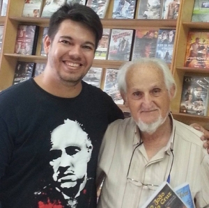 Na foto, Mazukielves, sócio proprietário e o funcionário mais antigo da Cara Filmes, ao lado do fundador da locadora, Sérgio