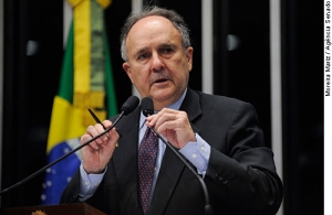 Em discurso na tribuna do Senado, senador Cristovam Buarque (PDT-DF)
