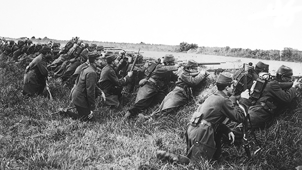 French_soldiers_ditch_1914