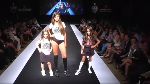 Até uma adolescente foi objetificada no desfile | Foto: Flickr Atlético Mineiro
