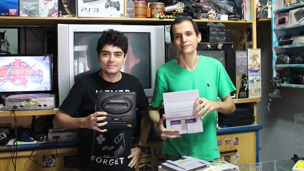 Os amigos Renato (à esquerda) e Ramon, que passam o dia na loja, mostram que, embora adorado, o Super Nintendo não faz sucesso entre todos: alguns são ferrenhos defensores da Sega e se recusam a comprar os jogos da NIntendo | Foto: Bruna Aidar/ Jornal Opção