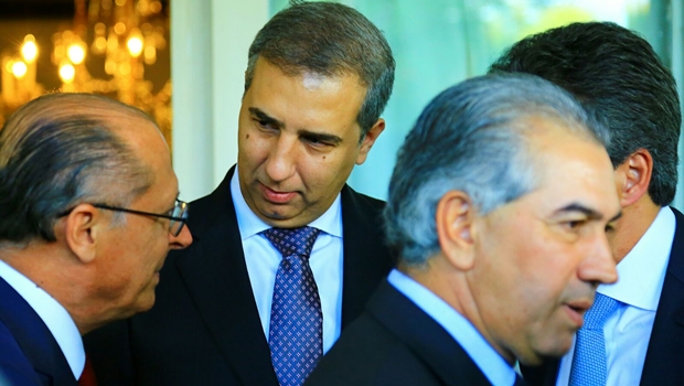 Governador de São Paulo, Geraldo Alckmin (PSDB), conversa com o vice-governador de Goiás, José Eliton (PSDB), durante reunião do Fórum Permanente de Governadores em Brasília (DF) | Foto: Wildes Barbosa