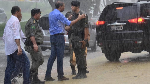 Secretário de Segurança Pública visitou pontos de bloqueio policial em Goiânia na tarde deste sábado | Foto: Vice-Governadoria