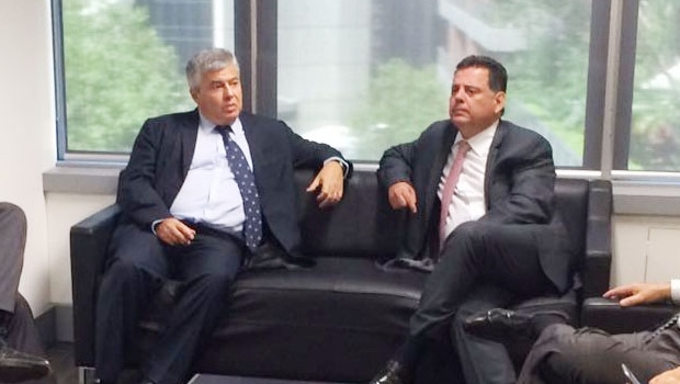 Cônsul-geral do Brasil em Sydney, Carlos Henrique Moojen de Abreu e Silva, e o governador Marconi Perillo (PSDB) durante encontro no Consulado Geral do Brasil na cidade australiana | Foto: Gabinete de Imprensa