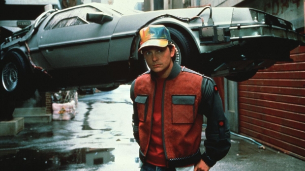 Marty McFly e o Delorean marcaram época. Tanto que podem ser apontados, no cinema, como o maior expoente da brincadeira artística com o tempo