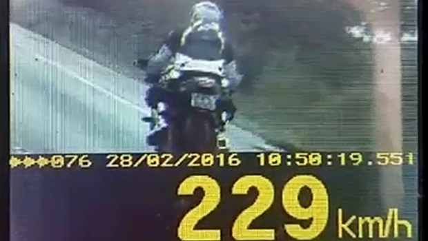 Motociclista foi flagrado no trecho entre Anápolis e Brasília da BR-060 na manhã deste domingo por um dos três radares usados pela PRF na rodovia | Foto: PRF