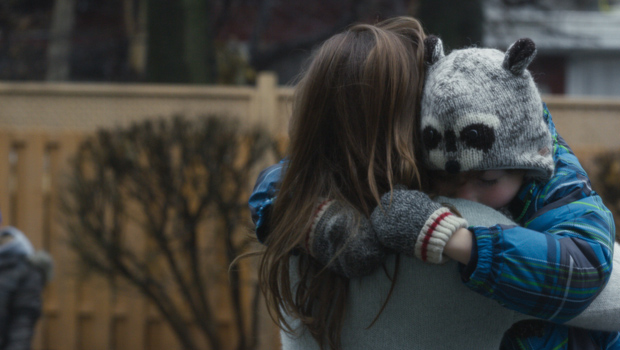 “O Quarto de Jack”, de Lenny Abrahamson, uma pérola humanista que, ao retratar a relação entre Joy e seu filho pequeno (Jack, nascido no cativeiro em que sua mãe é mantida por um sequestrador que a violenta frequentemente), comove pela sinceridade das atuações, pela direção discreta e pelo roteiro cheio de acertos