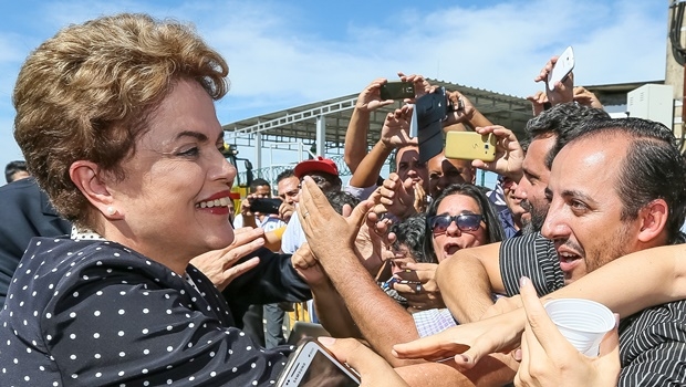 Presidenta Dilma Rousseff durante chegada a Uberlândia. (Uberlândia - MG, 04/02/2016)