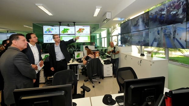 Governador de Goiás Marconi Perillo (PSDB), governador do Ceará Camilo Santana (PT) e o secretário estadual de Saúde Leonardo Vilela visitam Central | Foto: Laison Damasio