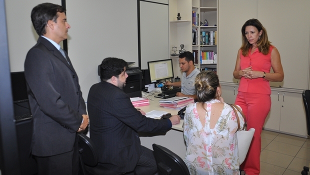 Promotora colhe depoimento de servidores da Seduce | Foto: Solimar de Oliveira