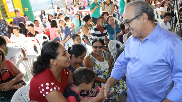 Prefeito Jânio Darrot cumprimenta mãe de aluno durante evento | Foto: Iris Roberto