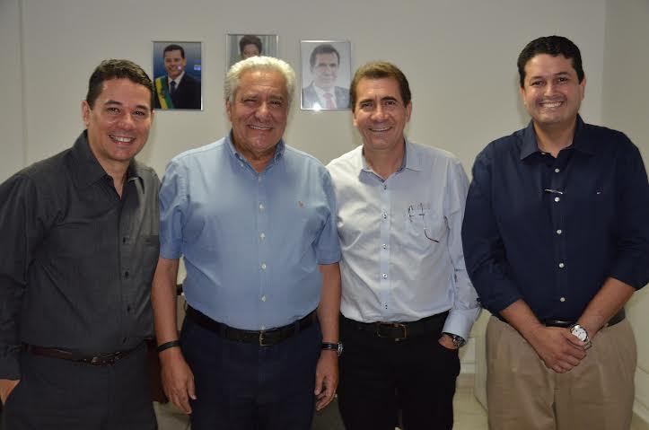 Vilmar Rocha com o presidente do PSD de Anápolis Thiago Souza e o médico Olegário Vidal em recente conversa com o prefeito João Gomes