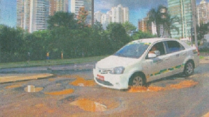 A fotografia do jornal O Popular tem grande plasticidade, documenta bem um fato, uma rua esburacada. Mas não vai além do lugar comum | Foto: Marcello Dantas/O Popular