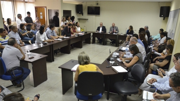 Secretário estadual de Saúde, Marcos Musafir, em reunião com equipe,  na quarta-feira, 3: “Temos que estar juntos para combater esse mosquito”