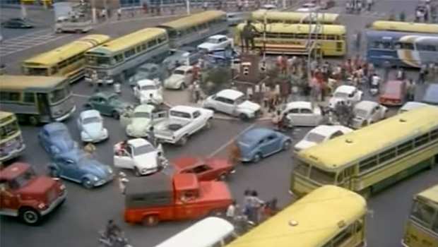 Cena capturada de “O Azarento, um Homem de Sorte”, de João Bennio: “profecia” da tomada das praças pelos carros | Foto: Reprodução/Youtube