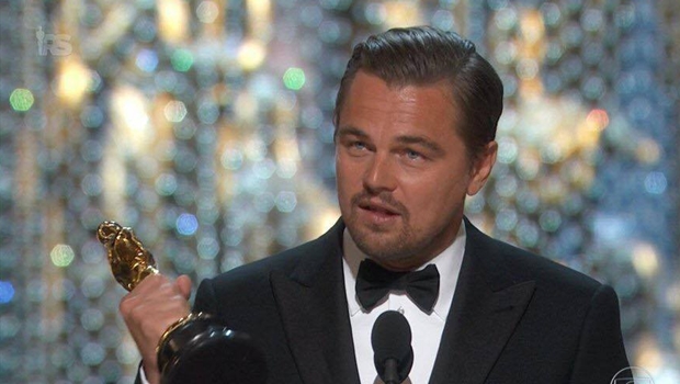 Leonardo DiCaprio recebe o prêmio de melhor ator pelo filme "O Regresso" | Foto: reprodução/Twitter