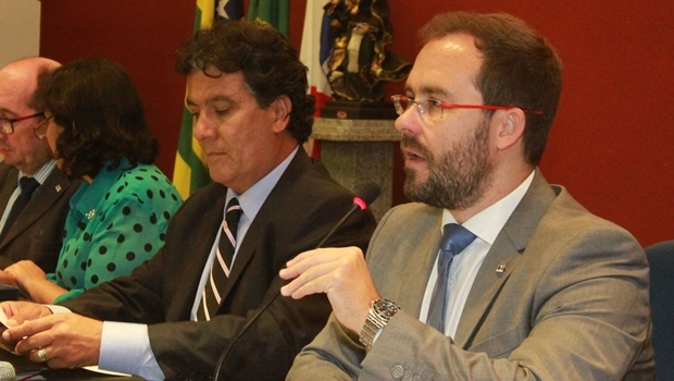 Presidente e vice-presidente da OAB-GO, Lúcio Flávio de Paiva e Thales Jayme, durante a sessão | Foto: Leoiran 